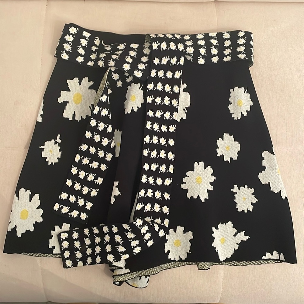 MAJE New without tags
Floral Print Mini Shorts 🌼